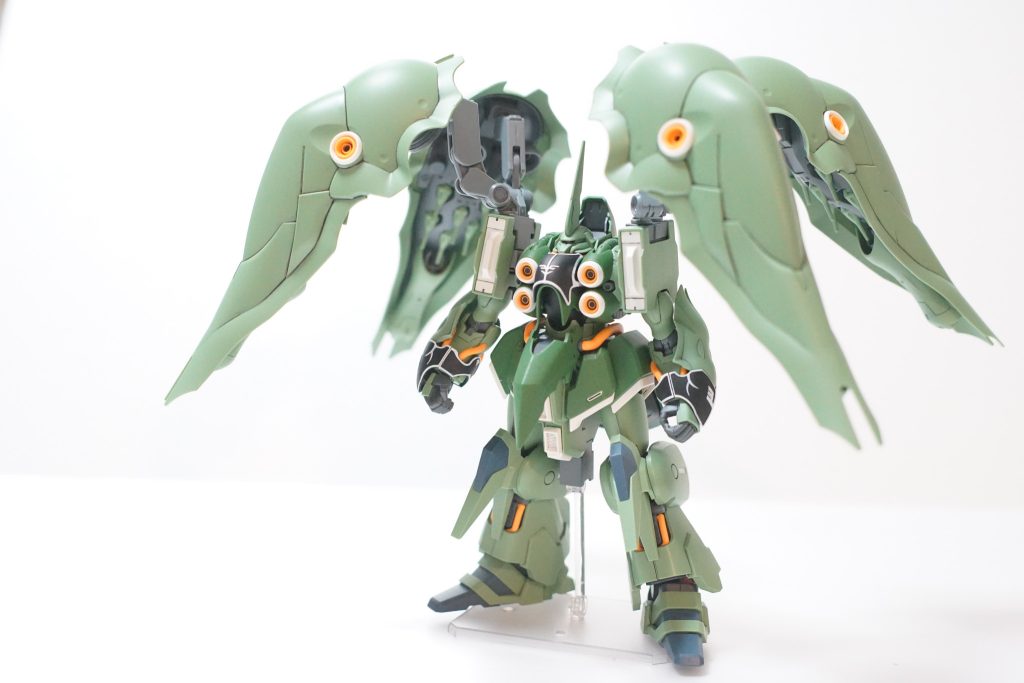 袖付きと言うだけあるので、袖の紋章は頑張りたいところ。紋章部分にガンダムマーカーの白を何回か塗ったあと、5分くらい置いてからケガキツールで溝を出し、墨入れ時同様ウェザリングカラーを流し込んでエッジを立たせました。巷では、白→エナメル黒→エナメル拭き取りという手法も見かけましたが、難しそうだったので地道に塗り分けた次第です。