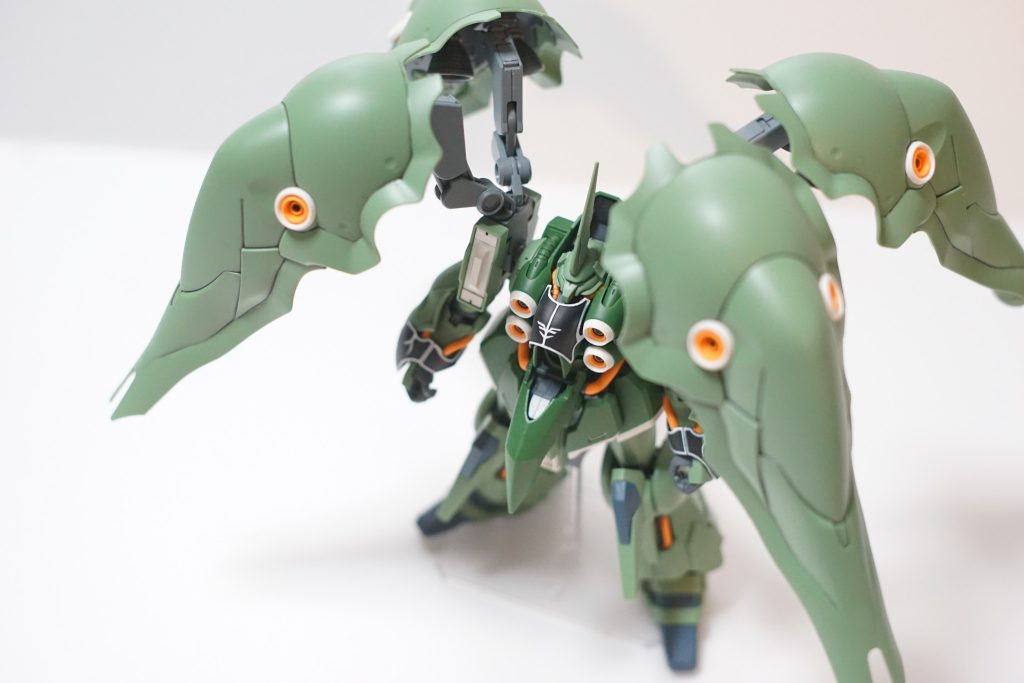 足首関節はポリキャップ時代のためかなり弱く、シールドの重みで自立させることが難しいです。単純に立たせておくだけでも、アクションベースを付けることをおすすめします。