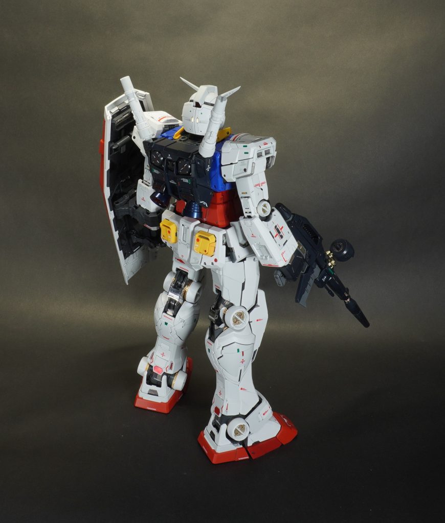 ポージングにはかなり気を使うので、素立ちです。