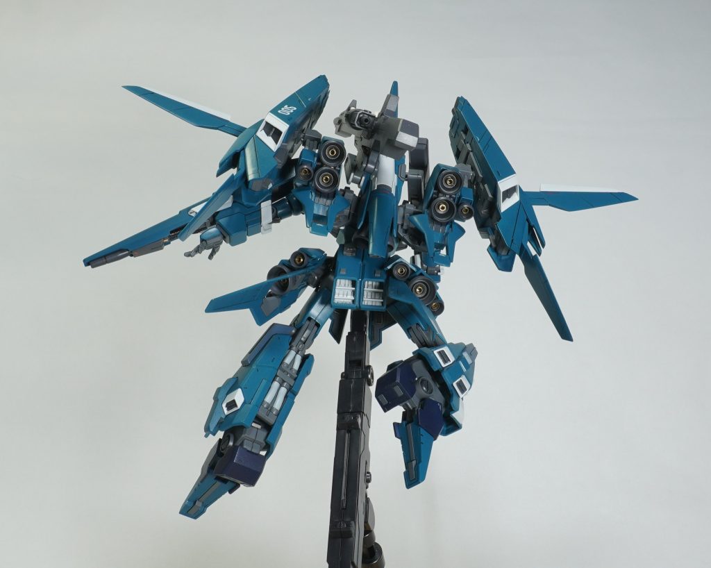 バックポーズのゴチャゴチャした感じが好きです。ノズル内にはメタルパーツを入れています。