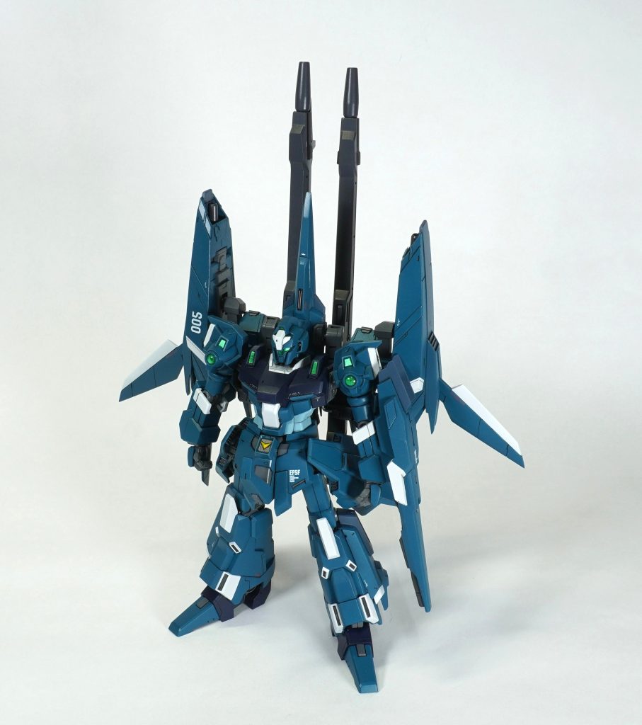 上腕で4mmくらい短縮してます。切り詰めるだけではなく、プラ板で作った円形パーツを挟んでたくましさを表現したつもりです。