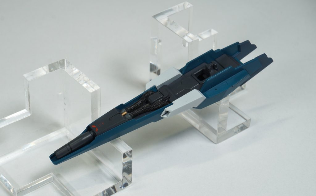 前腕のモールドにフィットするよう接続位置を変えてます。装備時のシルエットも薄くなりました。裏も見えるところだけ適当に作ってます。