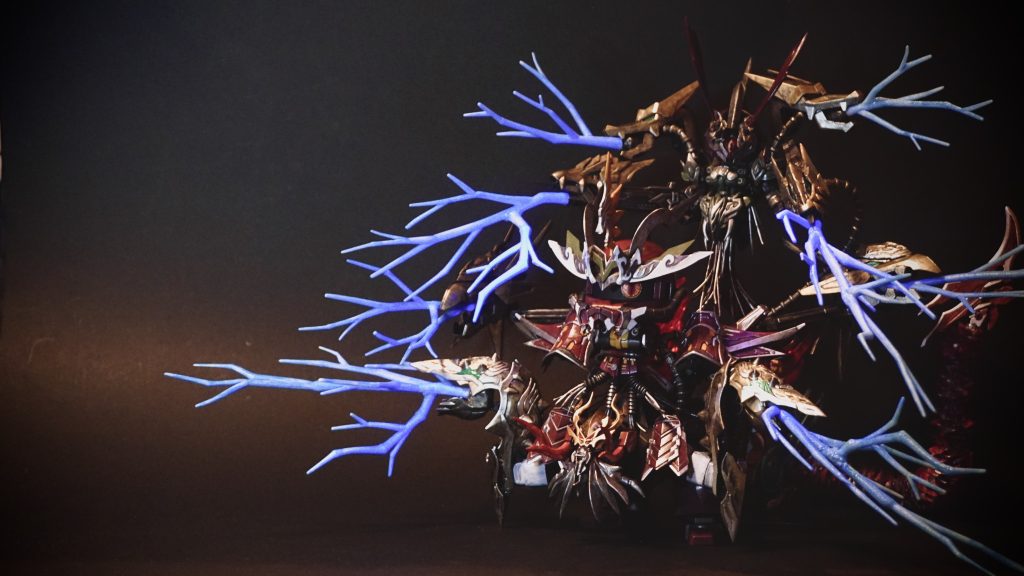 神話と呼ばれる時代とある女性の強い怨念が打ち捨てられた殺駆の体を赤くし八頭の竜を従えた大蛇へと変化させた自らはその背へと憑依する