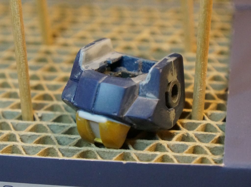 肩の部分は細くしてすっきりさせることで百式らしさをなくしています。また、コックピットの入り口部分も切り離して取付位置を変更しています。