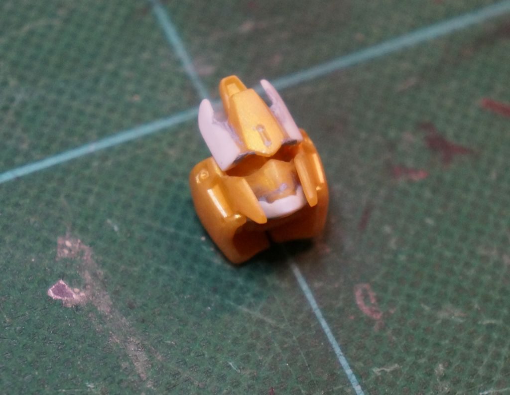 顔はデルタプラスっぽく改造。プラ板で顎に装飾を付けただけではなく、顎の部分を切り取ってからランナーで新しく作る直しています（0.3mmのプラ板をくっ付けると干渉して頭部に収まらなかったため）。