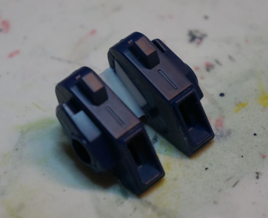 新造ウィングを取り付けるためにバックパックの中央部を切り取って蓋をしました。この写真は加工前ですが、バインダーを取り付ける部分を延長してウィング類が中央に集中し過ぎないようにしています。バインダーは変形時にウィングになる想定です。