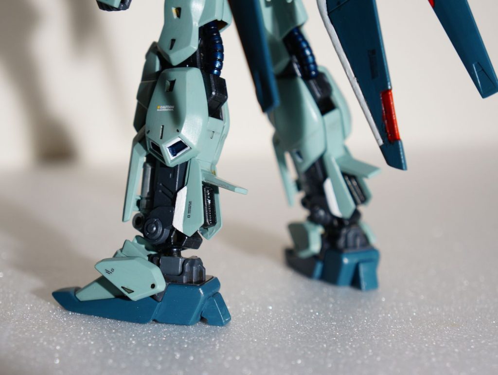 脚部も細かくいじり倒しています。くるぶしのアーマーを前後逆につけることでかなり印象が変わりました。