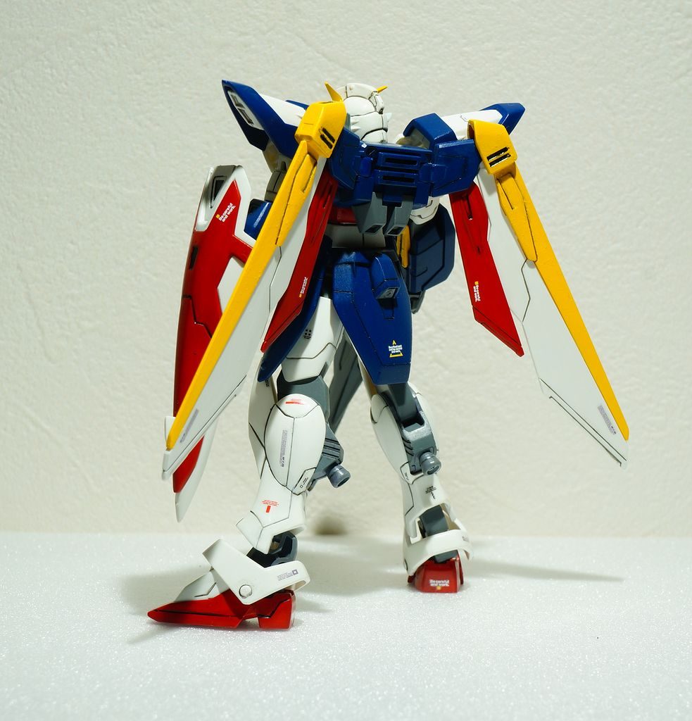 実は、白い部分はMr.ベースホワイト1000を筆塗りしただけです。墨入れとデカール貼りをやった後で、トップコートの代わりにダイソーのデコパージュ液（オールマイティ）を筆塗りして仕上げています。