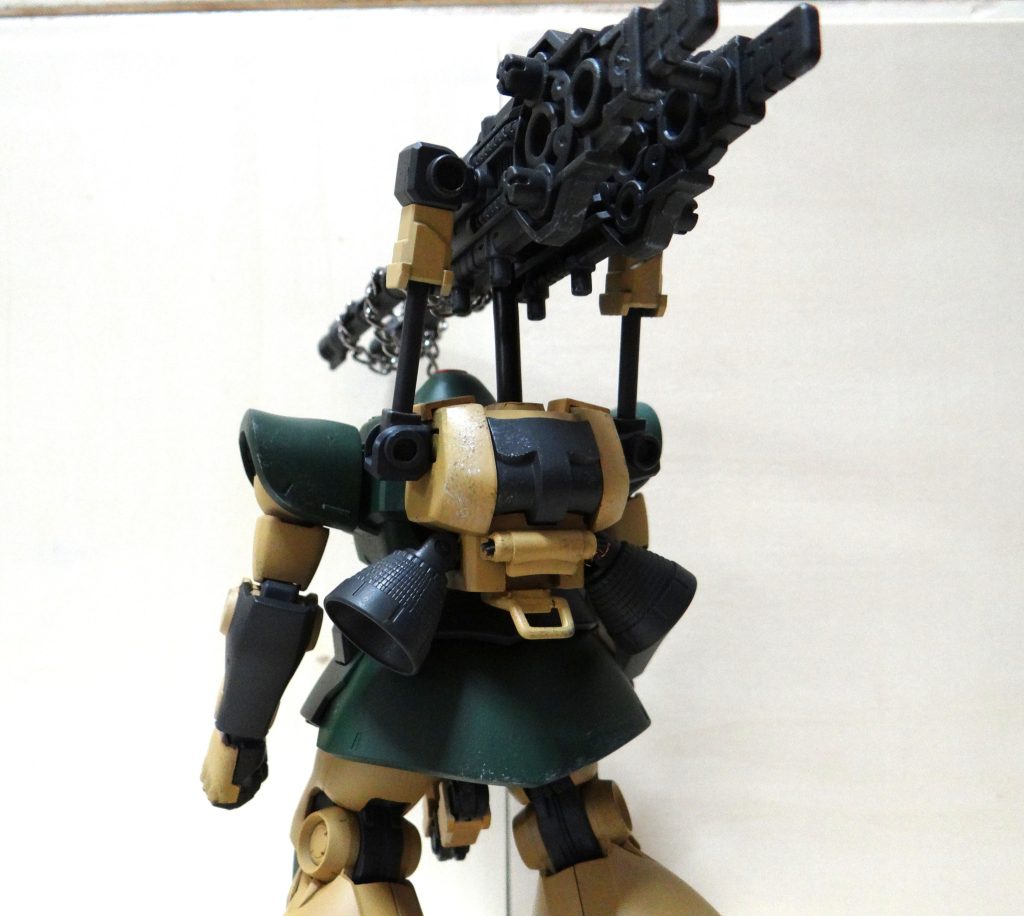 キャノンを付けるために大型のバックパックが欲しかったので、ザクの胴体を取り付けました。