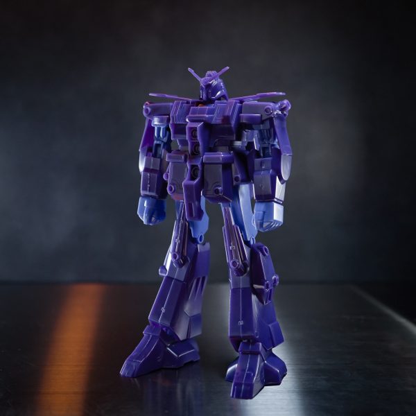 サイコガンダムでもマークIIでもGQ版でもなく、ソロモンエクスプレスの無人機。悪魔的な巨大感とヒト型を外したプロポーションがとても良い。設定画とガレキと作例を比較しながら1番好みな電ホビ表紙の例のアレを基準に。旧キットを切り刻んで、他キットからパーツ流用し、プラ板の箱組みとパテ盛りで何とかシルエットは出来てきました。一気に進めたので途中画像がほとんど無く黒サフ。まだ自立出来ないので床に並べて撮影。元の1/300旧キット仮組みを載せておきます。（3枚目）