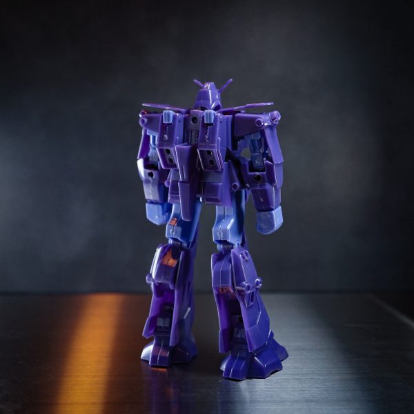 サイコガンダムでもマークIIでもGQ版でもなく、ソロモンエクスプレスの無人機。悪魔的な巨大感とヒト型を外したプロポーションがとても良い。設定画とガレキと作例を比較しながら1番好みな電ホビ表紙の例のアレを基準に。旧キットを切り刻んで、他キットからパーツ流用し、プラ板の箱組みとパテ盛りで何とかシルエットは出来てきました。一気に進めたので途中画像がほとんど無く黒サフ。まだ自立出来ないので床に並べて撮影。元の1/300旧キット仮組みを載せておきます。（4枚目）