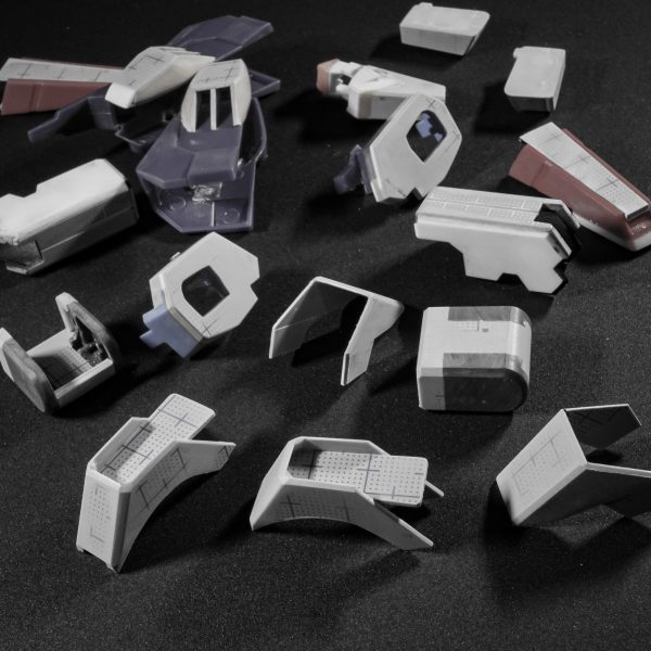 サイコガンダムでもマークIIでもGQ版でもなく、ソロモンエクスプレスの無人機。悪魔的な巨大感とヒト型を外したプロポーションがとても良い。設定画とガレキと作例を比較しながら1番好みな電ホビ表紙の例のアレを基準に。旧キットを切り刻んで、他キットからパーツ流用し、プラ板の箱組みとパテ盛りで何とかシルエットは出来てきました。一気に進めたので途中画像がほとんど無く黒サフ。まだ自立出来ないので床に並べて撮影。元の1/300旧キット仮組みを載せておきます。（6枚目）