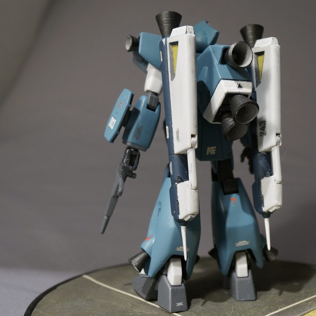 バックパックのバーニアはジェガンを連想させます。