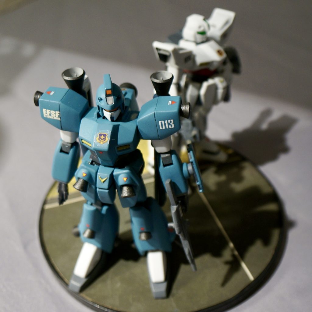 ディテールアップポイントとしてはやはり気になる全身のバーニア、スラスター類です。全身のバーニア類はすべて削り落とし、市販パーツに置き換えました。腰フロントアーマーや膝下内側、膝頭のバーニアはキットのままだと不自然な方向を向いているので、自然な角度に調整しています。元キットは550円という廉価版キットなのでパーツ数などの制約も多く仕方の無い事だと思います。