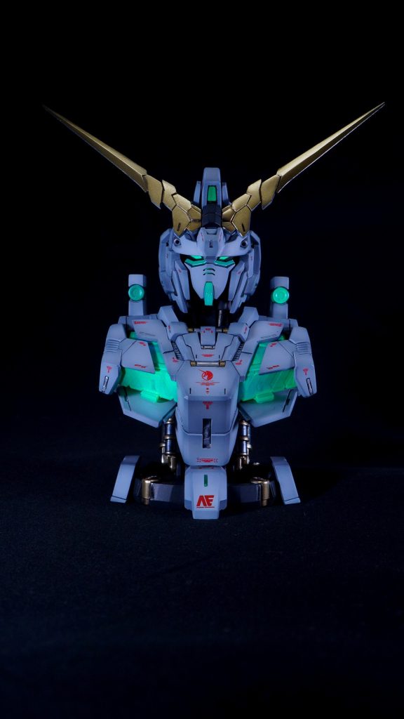 【正面】工作の内容については、下記３点についてはユニコーンモードと同じです。ユニコーンモードのときに記載を忘れていましたが、胸部下部の外装にサイコフレーム部に差し込むための四角い穴が開いていて、ユニコーンモード時に内部のサイコフレームが見えてしまうので、プラ板でディテールアップしつつ、穴をふさいで内部が見えないようにしています。ただ、デストロイモードでは見えません…。(zaku-kao4)・胸部と肩のつながる部分の分割変更（不自然に分割されているので肩側を切り離し、胸部側に結合）・アンテナのシャープ化・腕付け根パーツの動力パイプ隙間の開口