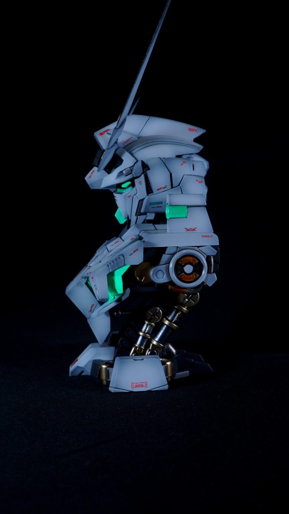 【側面】フレームの塗装については、ユニコーンモードと同じで、以下の通りです。ただ、こちらはメタリックの塗り分け箇所もあるので、ドライブラシはなしです。シリンダーの塗り分けはちょっと頑張りました。(gundam-kao2)フレーム：メカサフスーパーヘヴィシリンダー：パールシルバー、スターブライトゴールド＋シャンパンゴールド背面のパイプ？：スターブライトジュラルミン