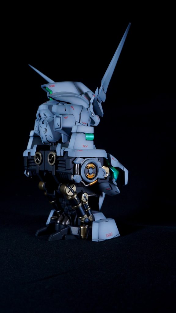 【後斜め】先ほどの胸部下部のプラ板貼り付け箇所、この角度だとちらっと見えます。内部フレームありだと背面から見ても、スカスカ感はないですね。(zaku-kao5)