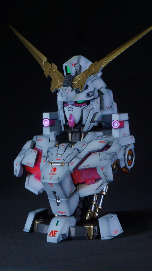 外装の一部を４アーティストマーカーのシルバーとゴールドを使って部分的にメタリック調に塗っています。エナメル系なので、はみ出しても修正が効くため使用しています。さすがにマーカーでは塗れないので、塗料を出して面相筆で塗りました。