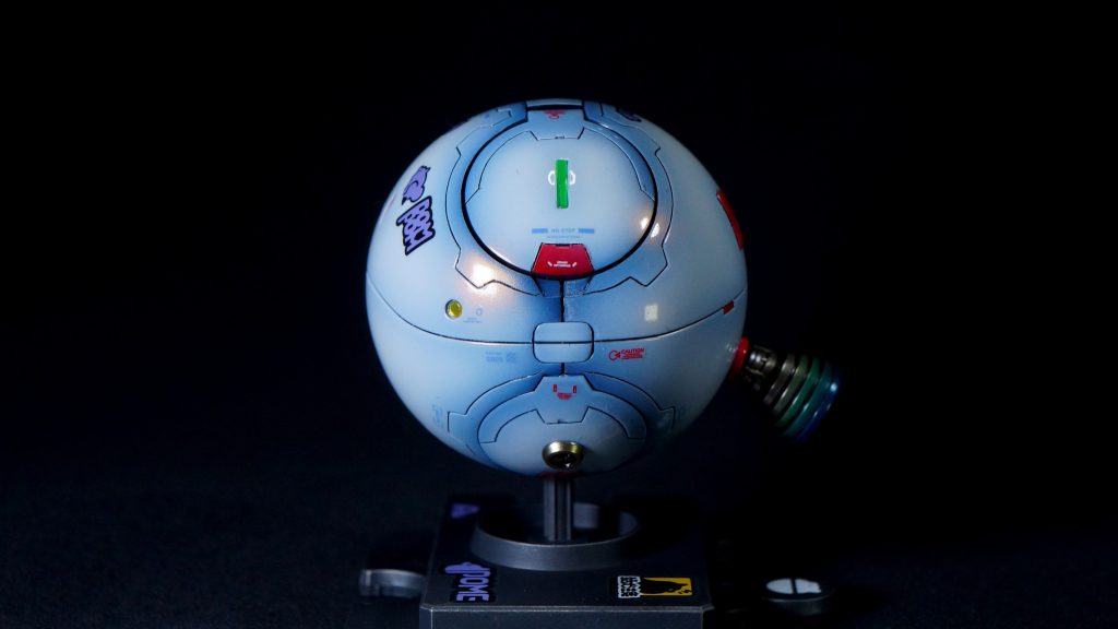 【左側面】今回改良したポイントとしては、下地を真っ黒にするのではなく、白のグラデーションを入れることで、パールシルバーを白っぽく発色させたことです。パール塗料全般に言えることですが、隠ぺい力がほとんどないので、下地の影響を強く受けるようで、パールシルバーも同じような特徴があると思います。