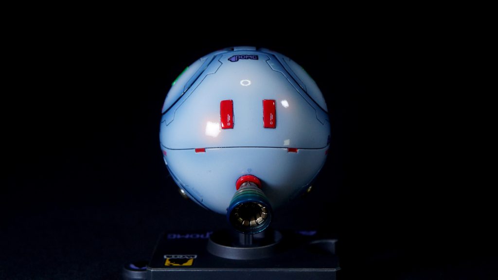 【背面】塗装の実験だったので、ただただ素のハロを塗ろうかとも思ったのですが、それだけでは面白みがないと思い、少しディテールアップしております。・手足のふたやその周辺にスジボリ追加・背面にプラ板でディテール追加・背面にバーニアを追加(基部にプラパイプ貼り付け)・脚部のふたにディテール追加・数か所に溝を掘ってカスタマイズマテリアル(3Dメタリックシール)を貼り付け