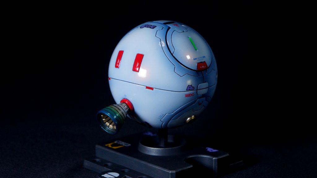 【右後斜め】ディテールを追加した理由は面白みもありますが、もう一つチャレンジしたいものがあったことも一因です。それが、バーニアの焼け塗装です。以前からやってみたかったので、この機会に挑戦してみました。(zaku-kao2)しかし、こちらは失敗ですね。ありものの塗料で適当にやったのがだめでした。やり方を調べたところ、色の源のシアンとイエローでできるということでした。シアンは持っていたのでよかったのですが、イエローがなかったので、代わりにMr.Color GX キアライエローを使いました。これが失敗だったかなと思っています。私の焼け塗装のイメージはキャンディ塗装のような元のメタリック層の反射が見えながら青、赤、黄のグラデーションがかかっている感じです。が、さすがGXカラー、隠ぺい力が高く、かなり薄めて吹いたのですが、メタリック感が一切なくなってしまいました…。(gundam-kao9)また再チャレンジしてみたいと思います。