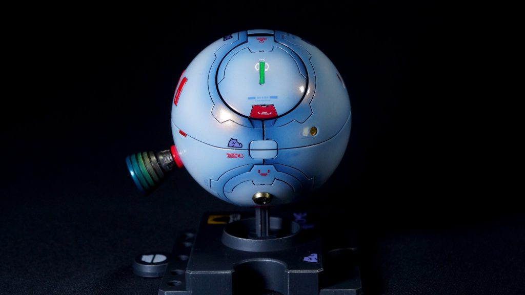 【右側面】ポメラニアンズの白いハロをイメージして目を赤くし、GQuuuuuuXのガンダムデカールに付属している大量のポメラニアンズのデカールを消費するためにたくさん貼ってみました。台座にも貼っています。たぶん、ここで使わなかったら、この先使い道が…。(zaku-kao4)デカールを貼った後に光沢クリアでトップコートしています。