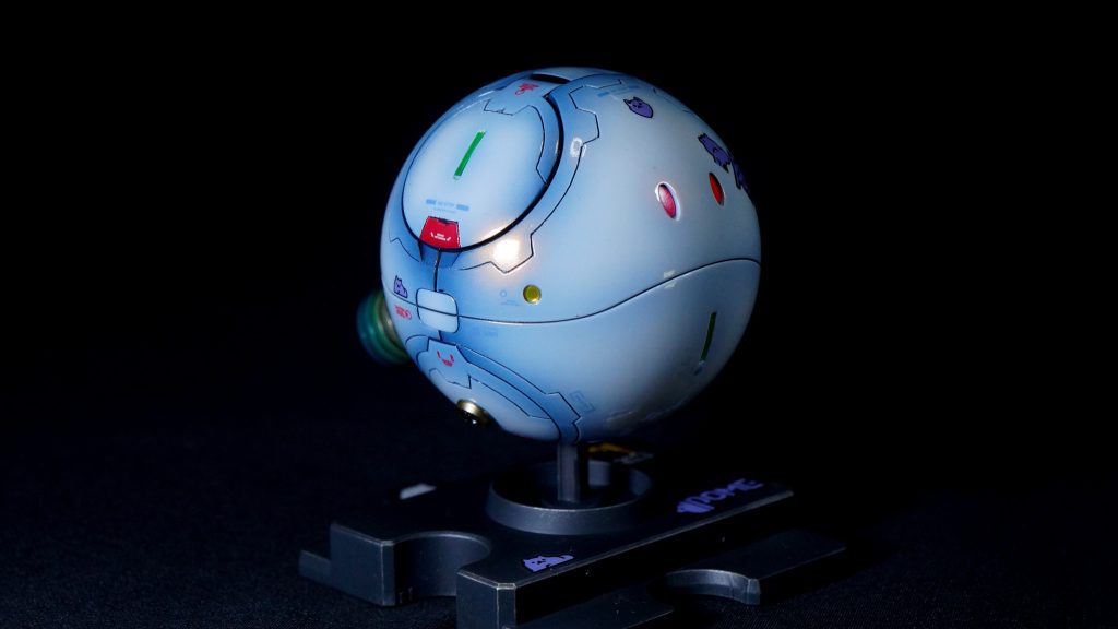 【右前斜め】 今回はテカテカの光沢塗装を目指したので、キットの表面処理から気合を入れて、磨き上げるようにしました。前回のユニコーンは適当な表面処理だったので、それほどテカリが出ませんでしたが、今回は満足いく仕上がりになったと思います。(gundam-kao3)しかし、光沢塗装は非常に気を遣うので、いつも以上に塗装の際、気力を削られました…。何度か垂れてしまってますし…、大きなほこりや砂がついてしまって補修に追われたりしました…。(gundam-kao9)ただ、完成したときの喜びはひとしおですね。