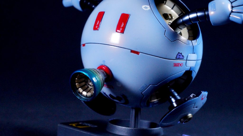 お気づきかと思いますが、背面に顔に見えるようなディテールを追加しています。特に何か意味がある、わけではないです。ただの思い付きです。ここの赤はクリアーホワイトを塗った上からMr.Color GX クリアルージュを塗っています。また、バーニアやふた内部のゴールドは、いつも使っているガイア スターブライトゴールドとシャンパンゴールドを混ぜたものです。腕部のシルバーは黒下地にパールシルバーを塗ったものになります。このパールシルバーですが、メタリック?パール?の粒子が非常に細かいのでぎらつかず、1つの金属の塊のような質感が得られるので気に入っています。下地でいろんな表現ができるので面白い塗料ですね。(gundam-kao2)