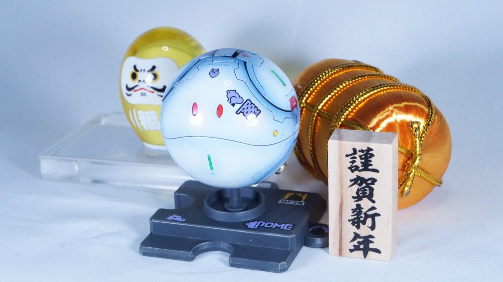 新年ということで、100均のお正月グッズで飾り付けてみました。少しはめでたい感じが出たでしょうか…。ハロも一応紅白なのでお祝い向きかと。(zaku-kao4)