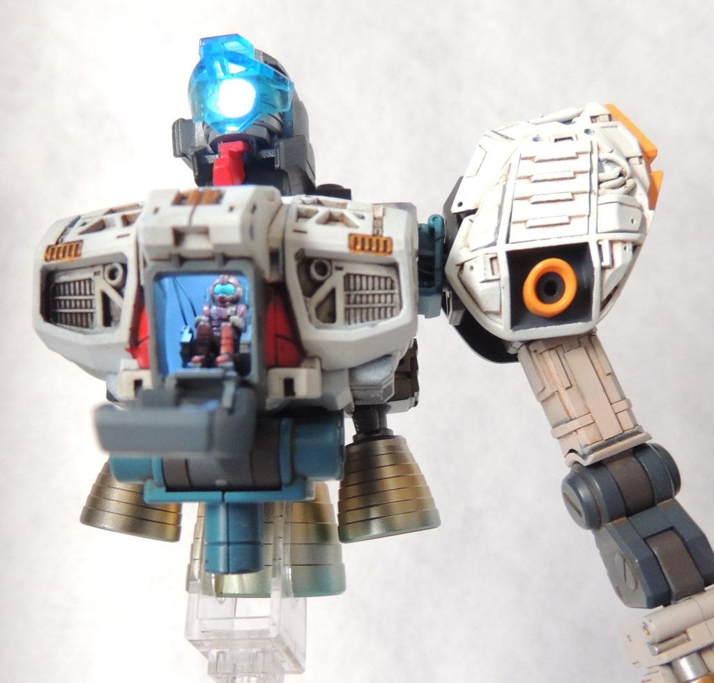 ■フィギュア　製作したフィギュアはパイロットフィギュア１体です。無改造ですが、ケーラの専用ノーマルスーツの配色で塗装しました。パーティングラインをヤスリで丁寧に消し、極細の面相筆によりラッカー塗料で塗装後、エナメル塗料のダークブラウンでスミ入れしています。■電飾　頭部カメラ、コクピット内の天井に電飾を仕込みました。使用した商品は、ワンダーウェイの「W-PARTS &nbsp;LEDモジュール（磁気スイッチ付） リードタイプ　点灯３モード」のホワイトであり、３か所を同時で光らせることができます。磁石をボタン電池ボックスに近づけることにより、簡単にオン・オフの操作をおこなうことができ、点灯パターンは「①点灯→②高速点滅→③ゆっくりとした点滅→④消灯」の順に切り替わります。ボタン電池(CR927／3v)ボックス兼スイッチはランドセル内部に設置しました。