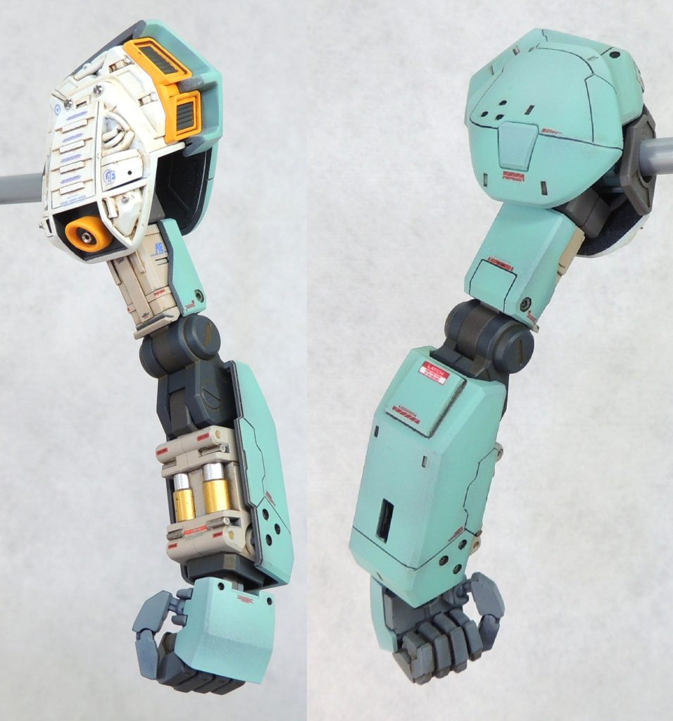 ■右腕部　右肩及び右腕は、プラ板の貼付け、スジボリ、ピンバイスでの開口等によりディティールを追加。ロンド・ベル隊のエンブレムはνガンダムのデカールを流用しました。左腕部の内部メカ露出状態と対比させるために、ノーマルな状態で組み立てています。■左腕部　左肩の内部メカはプラ板・プラ棒・タミヤのパイピングケーブル等で作り込み、サイズの小さいデカールを使用しました。アナハイム・エレクトロニクス社のロゴマークは、1/144ユニコーンガンダム用のガンダムデカールから流用しています。(※正史では、宇宙世紀0090年代後半から、三日月の中にAEと描かれたロゴが社章となりますが、今回は雰囲気を重視して使用しました。)　左肩の外装はエッチングノコで中央を切断し、断面をヤスリで整えました。　左腕は部メカを半分露出させ、プラ材の貼り付けや細かい塗り分けを行いました。内部フレームがつや消しなのに対し、シリンダー部分にキラリと光る金属色を使用してアクセントとしています。