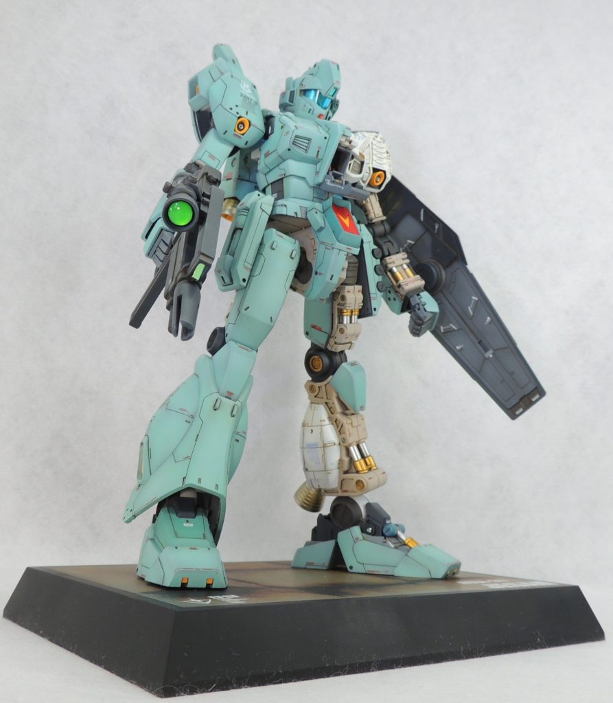 ■外装のデカール　今回はヴェルテクスデカールを多用しました。ロンド・ベル隊のエンブレムは、模型誌「ガンダムホビーライフ」の付録デカールを使用しています。本キットは1/100スケールですが、精密感やリアリティの向上をめざして、1/144スケール用のデカールも織り交ぜています。