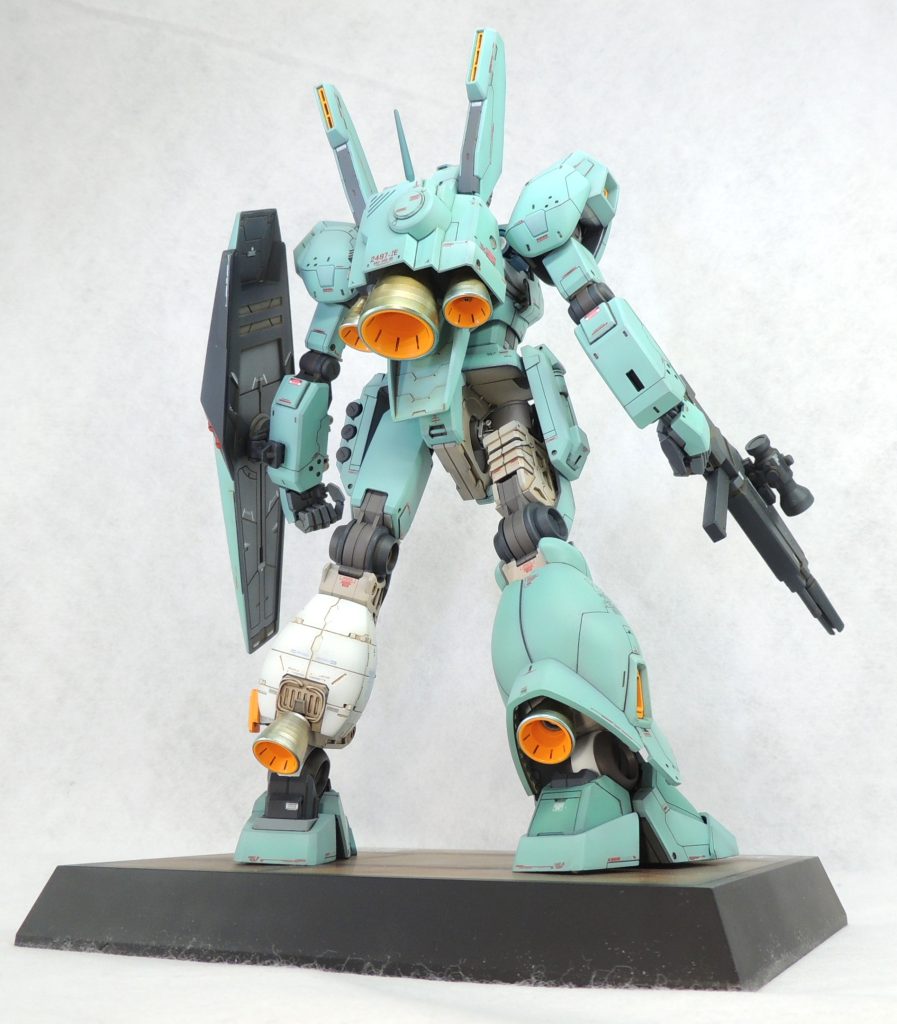 ■内部メカの塗装　内部メカとしての説得力を塗り分けで演出しました。塗料は全てラッカー系を使用し、ウッドブラウン＋ホワイトで自作したウォームグレーを基調として、ホワイト、ブルーグレー、ブラウンで塗り分けています。同じ色を隣り合わせさせない立体パズルだと思いながらパーツのブロックごとに塗装し、細かい部分は極細の面相筆で丁寧に彩色していきました。　内部フレームはつや消しですが、手足のシリンダー部分は金属色を用いてアクセントとしました。内部フレームの可動機構はそのまま残しているため、完成後も自由に動かしてポージングできます。