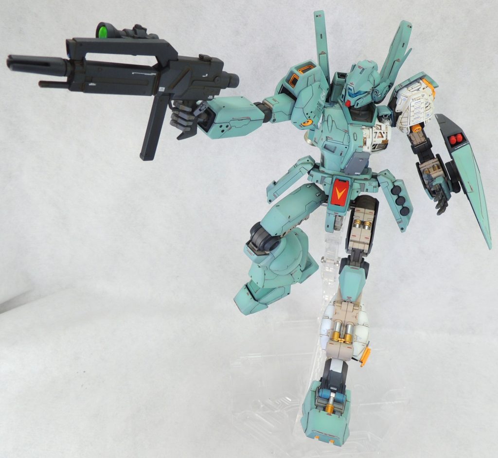 ■胸部　胸部外装はタミヤの精密ノコギリ(エッチング製)で中央を切断し、断面をヤスリで整えました。上面の内部メカのモールドは緻密で素晴らしいため塗り分けだけで対応しています。左側面及び肩の付け根には全くモールドが無いため、上面にあわせてスジボリやプラ板の貼付け等によりディティールを追加しました。左下面にミカド屋のヒートシンクやメカサプライのレジンパーツを加工して貼付けています。