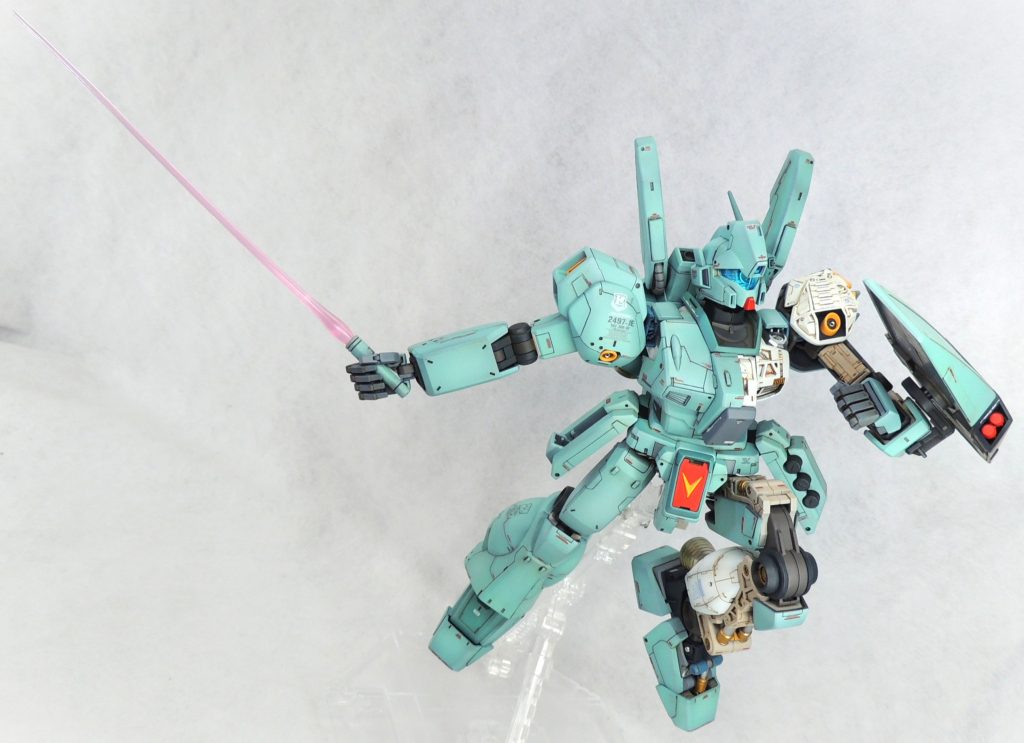 ■頭部　頭部右側に航空機用ブレードアンテナを模した板状のパーツをプラ板で取り付けました。カメラ部分はピンバイスで開口し、透明のHアイズを取付けました。カメラ中央にLＥＤを１個配置し、配線は首から胴へ逃がしました。バックパックに磁石を近づけるとコクピットと同じタイミングで点灯します。バルカン砲ポッドにはハイキューパーツのガンマズル(1.0mmφ)を取付けました。