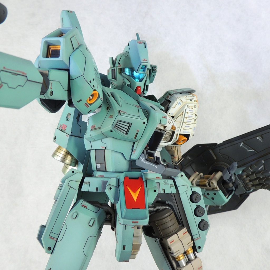 ■腹部　腹部外装はタミヤの精密ノコギリ(エッチング製)で中央を切断し、断面をヤスリで整えました。コクピットの天井にLEDを２個設置し、配線は背面に逃がしています。頭部カメラと連動して、バックパックに磁石を近づけると点灯します。配線と電池ボックス兼スイッチのスペースを確保するため、バックパックとの接続部分を残しながら腹部内部フレームの後ろ側を大きく切り欠きました。■腰部・股間ブロック　腰部はスジボリやピンバイスでの開口等によりディティールを追加しました。股間ブロックはタミヤの精密ノコギリ(エッチング製)で中央を切断し、断面をヤスリで整えました。