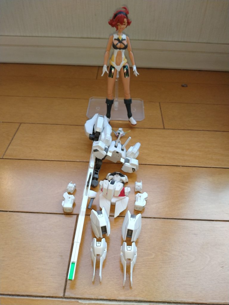 と、言う訳で、全ての装甲を取り外した状態です。頭のヘルメット(のデザインのベレー帽のつもり)は、スレッタの頭部とヘルメットにネオジム磁石を仕込んで取り外し可能にしています。脚のキラキラは、株式会社ガンダムのメンバーが悪ノリしてスレッタの太腿は隠さない方向で、としたので、太腿に直接シールを貼ったという体でシールを貼っています。あと、胸部はさすがに差し替え式です。