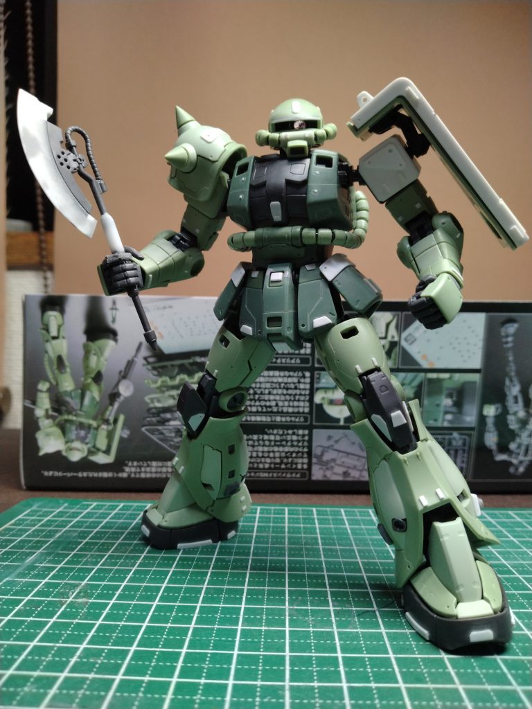 塗装前です。ヒートホークを大型化。左肩は紛失してしまったのでプラバンで作り直し…