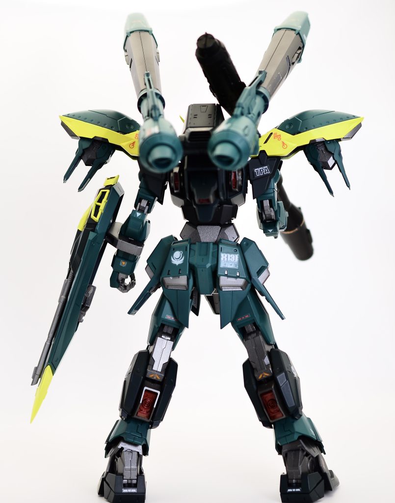 背中周りと足首のブースターはマスキングで塗り分けしてます。