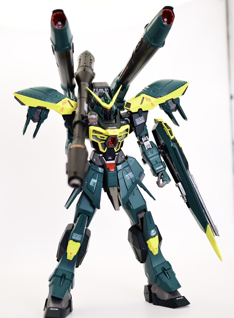 今回はゲート処理のみ、ヤスリがけと洗浄は無し。突貫工事でパパっと。本体色1はリ・ガズィのときに濃すぎて調合失敗したやつを使用。丁度いい色合い。本体色2はガイアのビリジアングリーンに10%ぐらい？黒を。赤はメタリックフレームはガンメタサフ黒サフからの立ち上げ黄色は本当はオレンジでも良かったかな。