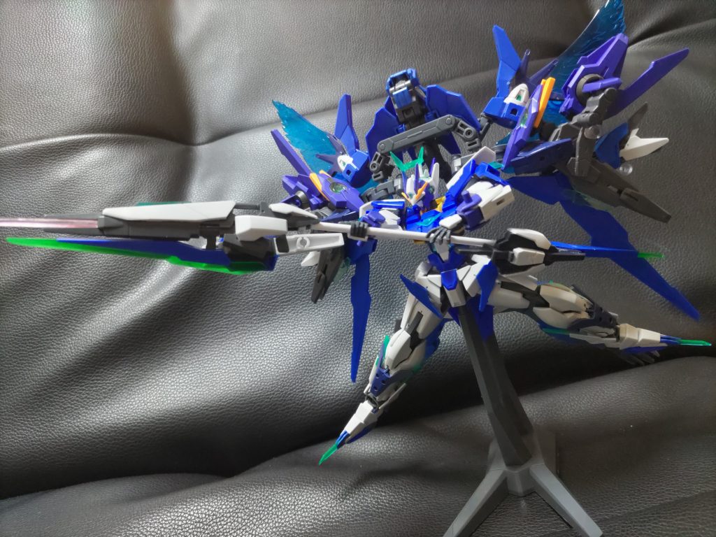 ビームライフル、ビームランチャーを連結させた槍での刺突攻撃、前期待から受け継いだ足の爪、他にも腰に装備したランチャービット、グラヴィスレープスに装備している大剣等攻撃法方は様々。