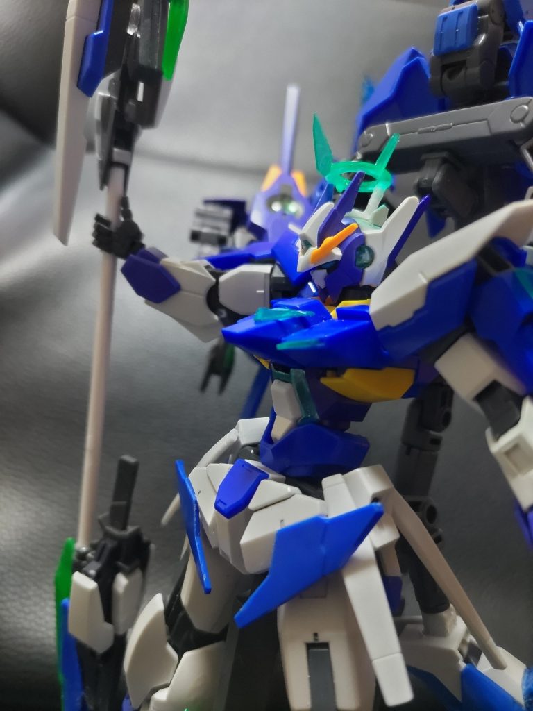 長々とありがとうございました!マジで書いてて楽しい設定でした!ただこの機体まだ進化を続けていて、武装もさらに高クオリティのものになっているので、お楽しみにしてくれるとありがたいです!!ちなみに。ヴェリエルは女性で、あんまり設定詰めてるわけじゃないですが、不完全なエルダイバーをこの機体の中に住まわせてるみたいなイメージです。本人はどうやら戦闘好きのようで、完全なエルダイバーになれたとしてもこの機体でバトルをするかもしれないですね。その場合は僕はこの機体を彼女に譲って、別機体に乗ろうかなと思ってます。僕のイメージカラーは緑なんでね!今度はしっかり塗装もして、自分カラーのクアンタベースの機体を作ろうかなと考えています!