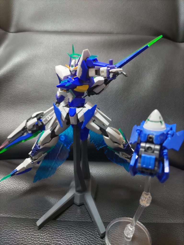 グラヴィスレープスは分離し、小型ビットとしてヴェリエルの戦闘を支援できる。GNバルカンを装備している他、高出力のGNドライヴ直結ビームを放つことも可能だが、反動で本体ごと吹っ飛ぶのであまり使わない。さらに腕に装着でき、GNナックルとして使用できる他、展開してさらにGNフィールドを展開し、シールドとしての運用も可能。写真はないんですけどね…これも。