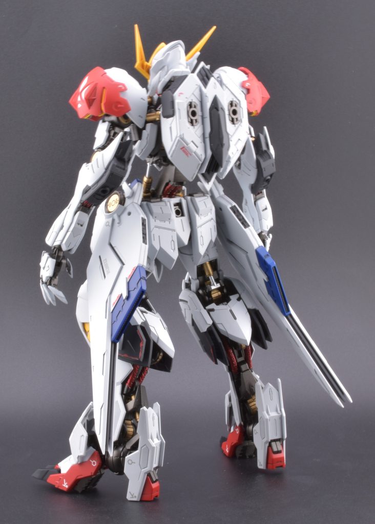 商品写真が公開された時から胴体が詰まっている感じとツインアイが大きいのが個人的に気になり、思い切って改修してみました。首で1mm、胴体フレームで7mm延長フェイスパーツをプラ板で大型化、ツインアイを作り直し。腕の合わせ目は片側の一部を切り離し、もう片方に接着して消しました。サイドバインダーは大変そうだったので段落ち処理。ツインアイを作り直すのは初めてだったんですが上手く出来てよかったです。