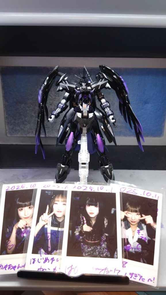 ガンダムイルシオン 機体コード：crw-ix3&nbsp;頭部：ヴィダールをベースにウイングガンダムゼロ炎のアンテナとキマリスヴィダールの角を融合。ボディ：キマリスヴィダールにウイングゼロ炎のボディパーツを移植。パーツの干渉を解消するために2mm延長。肩部：ヴィダールのものにウイングゼロ炎の肩の一部を融合。腕部：ヴィダール。太刀をマウントするためにプラ板で自作したマウントパーツを左腕部に融合。腰部（サイドスカート）：キマリスヴィダール。プラ板で自作したハンドガンホルダーをネオジム磁石で内側に接着。腰部：キマリスヴィダールをベースに後ろ側をヴィダールの物に変更。30mmのマルチクロスを着けるために接続軸を融合。脚部：ウイングゼロ炎のを使用。一部改造にて干渉を解消。足：キマリスヴィダール。脚部との接続のためボールジョイントからウイングゼロ炎の接続軸へ変更。バックパック：ヴィダールの物にRGウイングガンダムゼロEWの羽を移植。カラーモデル：北海道のアイドルグループ、iluxion（イルシオン）の4th衣装をベースに塗装。（画像左から、月嶋あや（つきしま あや）：2nd衣装、天音那音（あまね なの）：1st衣装、夢乃るか（ゆめの るか）：4th衣装、黒見翠（くろみ すい）：3rd衣装）