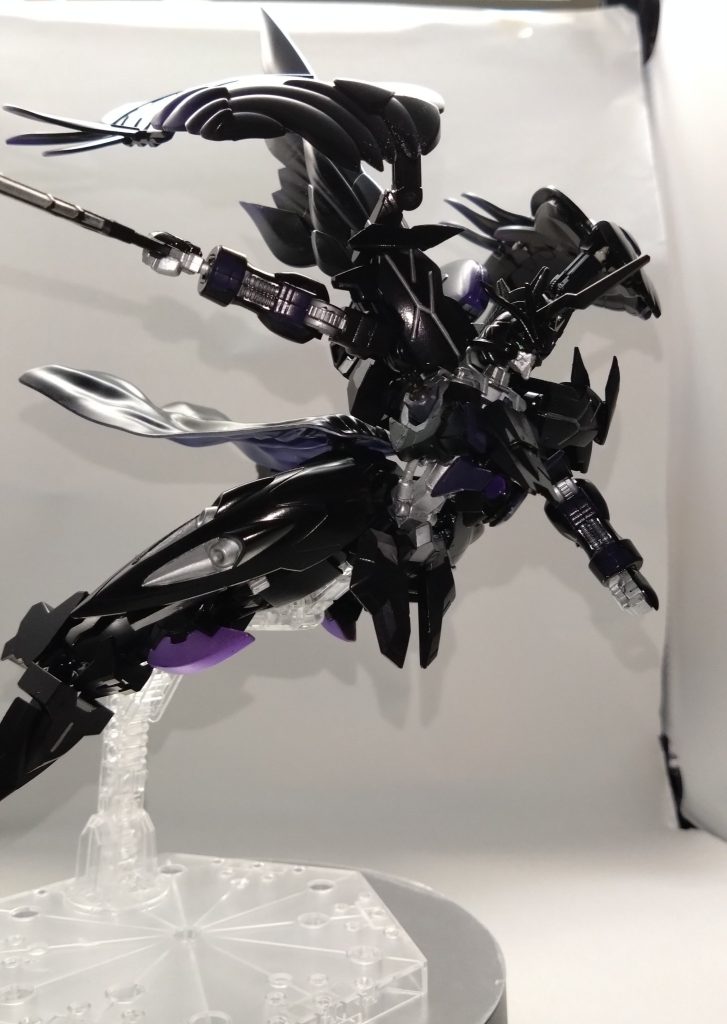 2機のディランザを撃破後、その2機の間に静かに着地するガンダムイルシオン。だが相手もその一瞬を見逃しはしなかった。着地したその刹那、ビームライフルによる銃撃で太刀を上へと弾きビームトーチを抜きながら距離を詰める。「あっ...しまっ」「もらった！これで終わりだ！」だが、一瞬の判断を直感的かつ本能的に動かせるのが阿頼耶識の強みでもある。「なっ！？防いだ！？」左腕部にある太刀をマウントしているパーツでトーチのビーム刃を受ける判断を咄嗟にして防御したのである。この衝撃の防御を目の前にしディランザのPLは唖然としてしまった。「この距離なら武器なんて無くても問題ないｯ！！」動きが完全に止まっているディランザの頭部めがけてガンダムイルシオンの右ストレートが炸裂。この一撃をもって決闘は幕を閉じた。