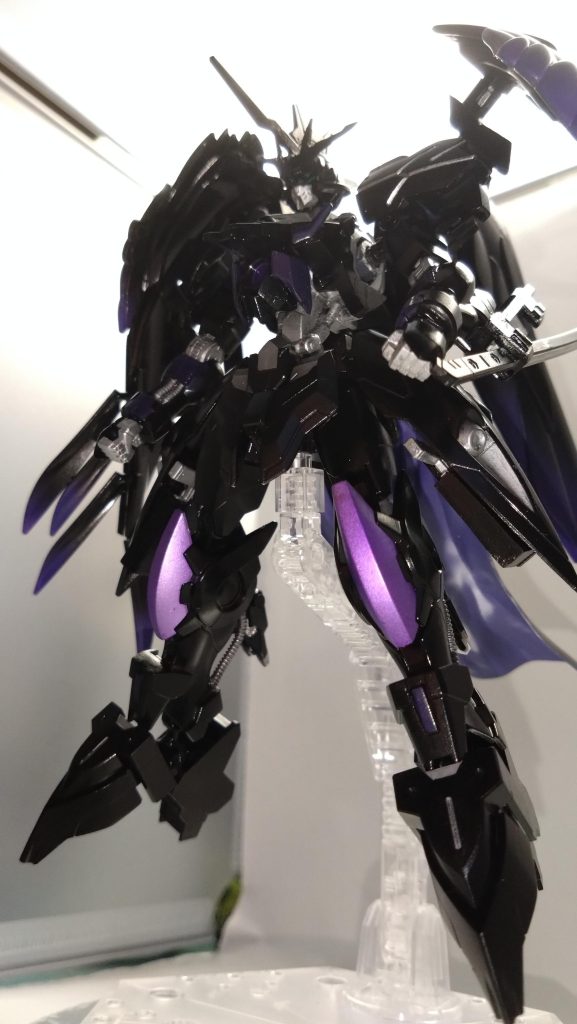 異例の1vs5の決闘はルナの勝利で終わりを告げた。だが周りの生徒らは知る由もない。このクロツキ・ルナという少女が、『火星の大鴉』と呼ばれる火星の戦場に突如現れ蹂躙していった機体のパイロットと同一人物だということを・・・