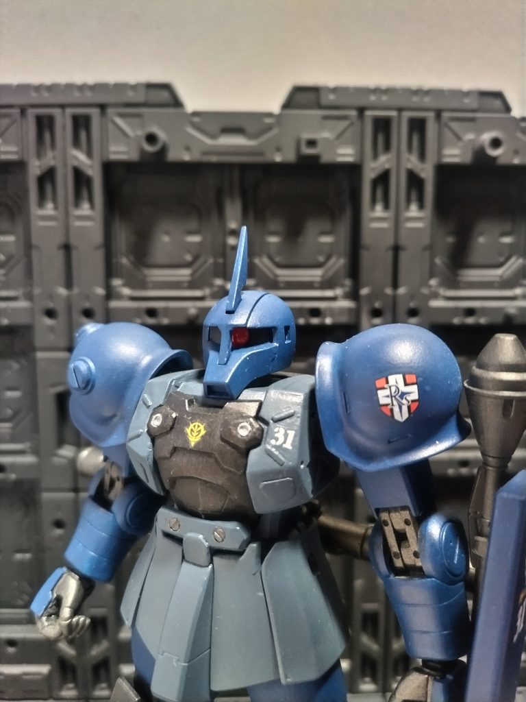 胸のあたりは、ネットの画像を参考に形状変更しました。右肩はエコプラザクⅡのスパイクをカットしています。