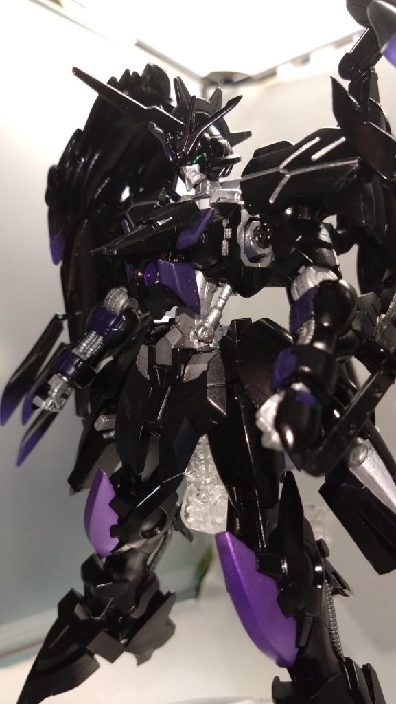 そんな転入したある日、ルナに突然「おいそこの火星から来た女！決闘を申し込む！」と声をかけられる。突然のことで困惑していると「忌むべき呪いはこの場で罰せられるべきだ」と申し込んできた仲間の一人が言った。未だにGUND技術が”呪い”だという風潮が消え切っていないのだ。だが、この一言が彼女に火をつけた。いや、つけてしまったのだ。「呪い？これが？ならその力であんたらみんなぶっ飛ばしてやんよ！！」「この技術によって私は救われたんだ！」こうして1 vs 5という異例の決闘が行われることとなった。