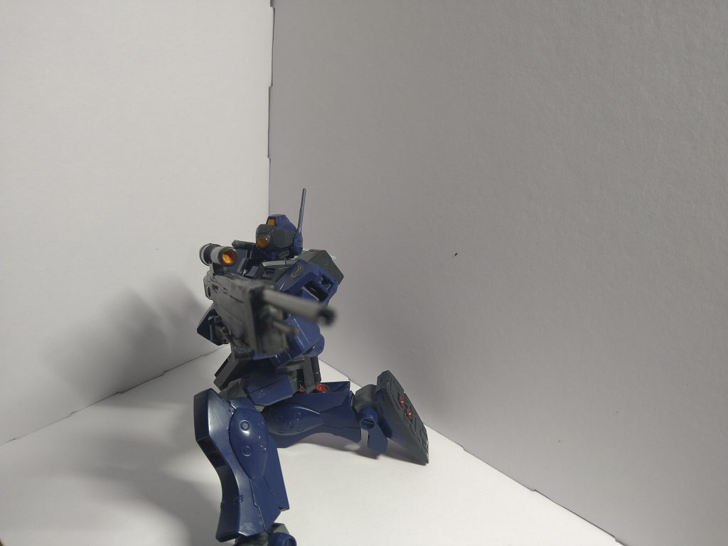 ライフルがかなり重くなってしまい、ポーズをとらせるのも一苦労です。